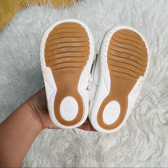 Classy white baby shoes size 4 W - Picture 8 of 13